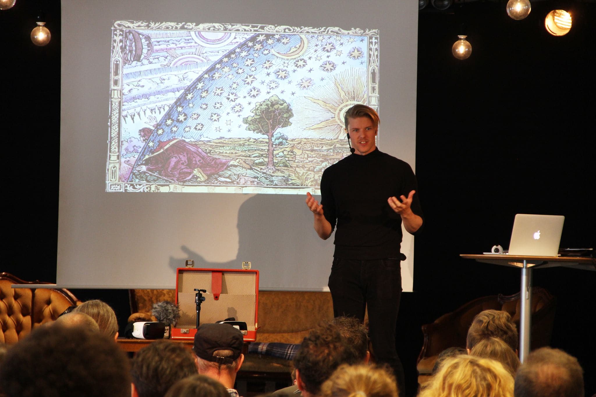Jakob la Cour giving a talk about immersive storytelling